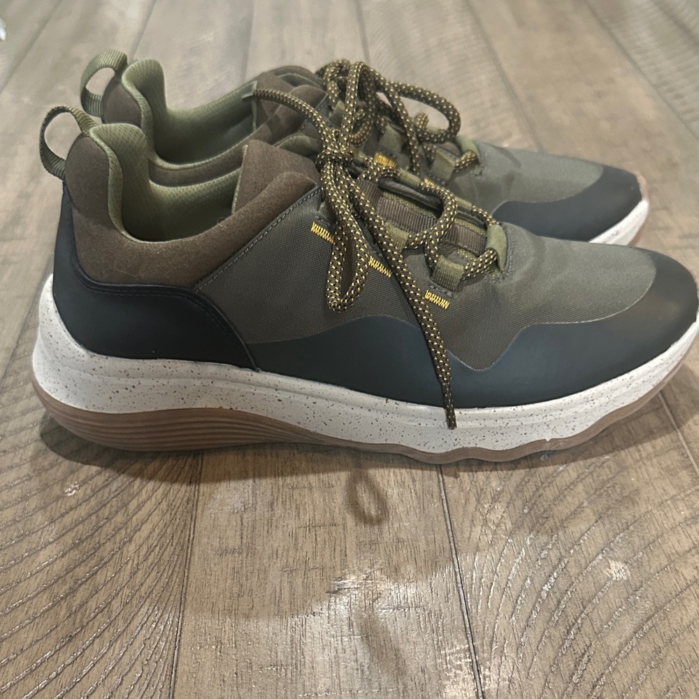Cloudsteppers by Clarks Olive and Black Athletic Shoes
